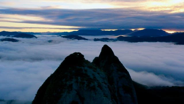 구름 위로 솟은 웅장한 산맥
