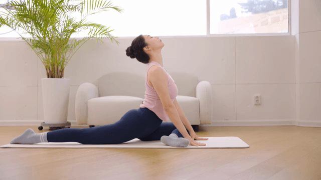 실내에서 스트레칭을 하는 여성