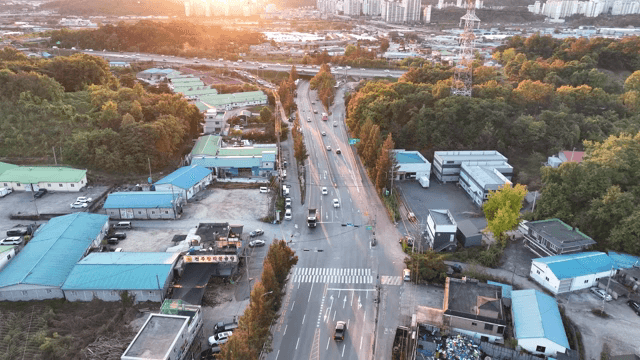 교외 도로와 건물의 항공 뷰