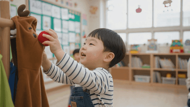 루돌프 사슴 옷을 만지며 웃는 남자 어린이