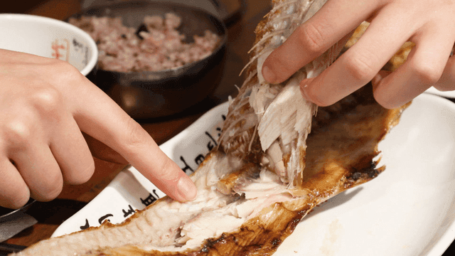 Grilled Spanish mackerel that tears your hands apart