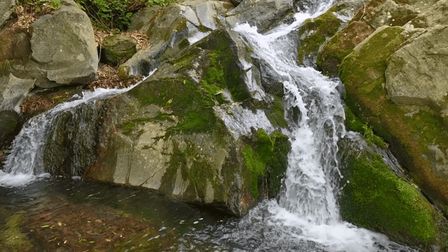 이끼 낀 바위를 흐르는 작은 폭포