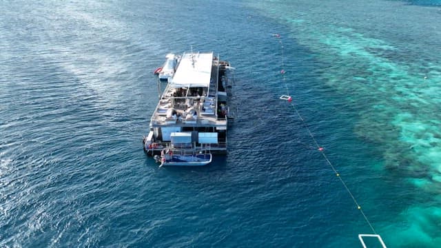 바다 위의 커다란 유람선