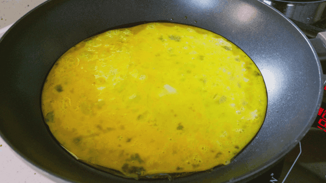프라이팬에서 요리 중인 계란물