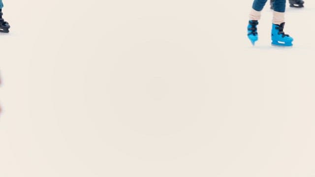 스케이트장에서 스케이트를 타는 사람들