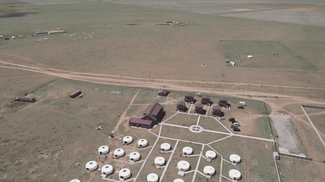 넓은 들판에 있는 유르트 항공 뷰