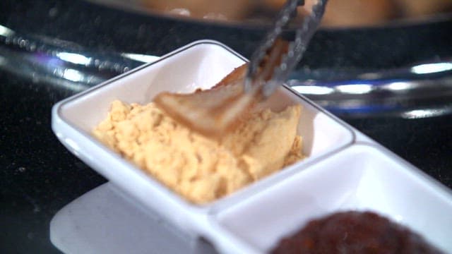 콩가루에 찍은 돼지껍데기