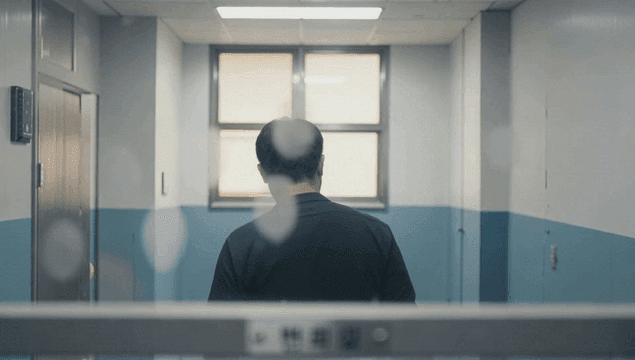 굳은 표정으로 면회실을 떠나는 남자