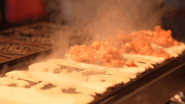 Pizza Bungeoppang with cheese and fillings placed on top of mold