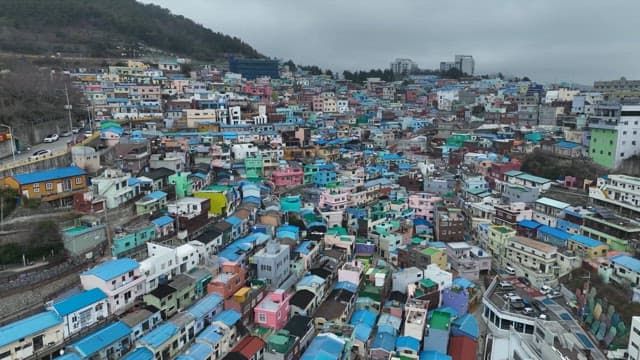 다채로운 지붕의 언덕 마을