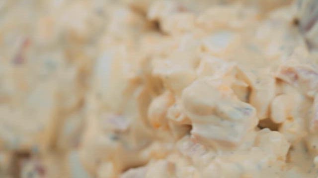 다양한 재료가 들어간 계란 샐러드 클로즈업