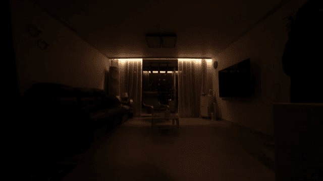 거실에서 자동으로 닫히고 있는 커튼