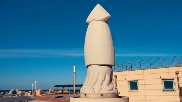 도시 광장의 오징어 조각