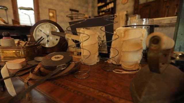 빈티지 아이템이 있는 밝은 조명의 고풍스러운 방