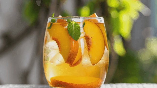 민트가 들어간 상큼한 복숭아 아이스티