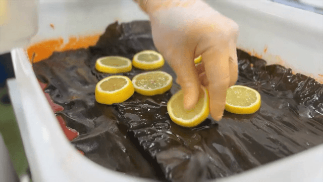 절인 다시마 위에 레몬 슬라이스 올리기