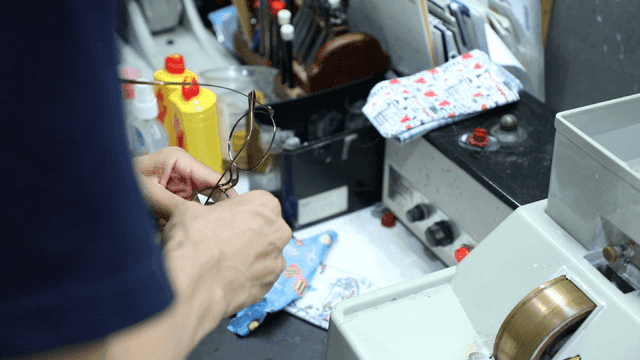 작업대에서 안경을 수리하는 사람