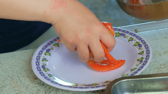 양념된 토마토 슬라이스 준비