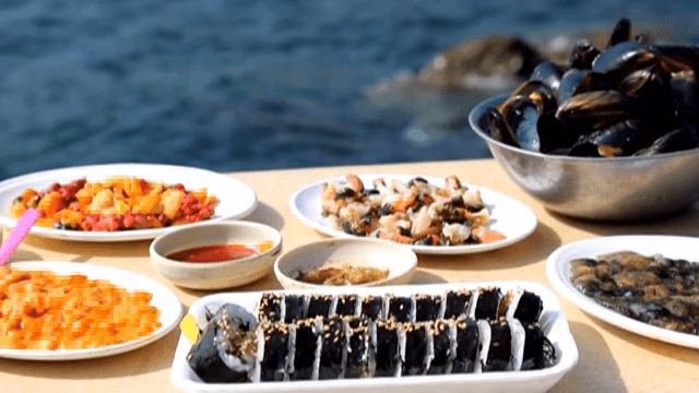 바다 앞에서 먹는 김밥과 다양한 해산물 요리