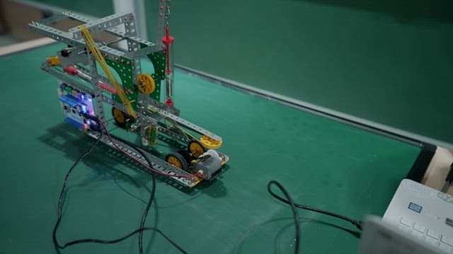 조작 중인 실험실 테이블에 있는 프로토타입 로봇