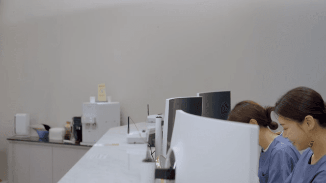 병원 접수 데스크에서 몰래 뒷담화를 하는 간호사들