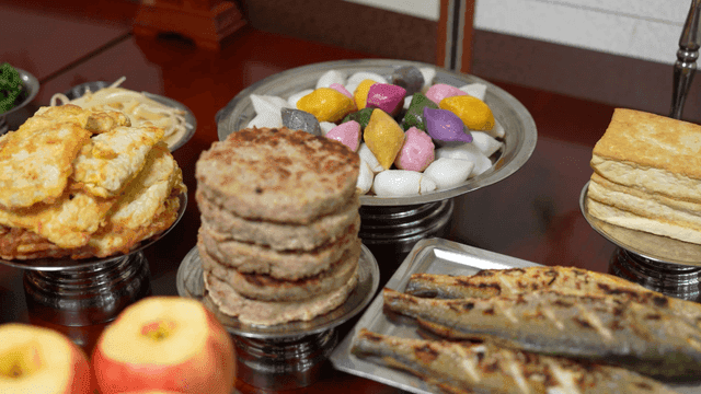 송편과 여러 전통 한국 추석 차례 상차림