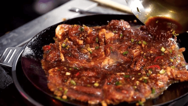 팬에서 조리되는 양념 갈비