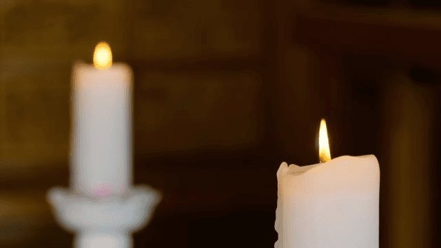 고요한 실내에서 타오르는 촛불