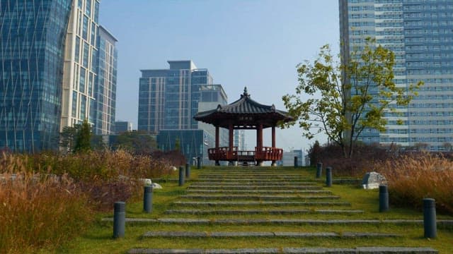 현대 고층 건물 사이의 전통 정자