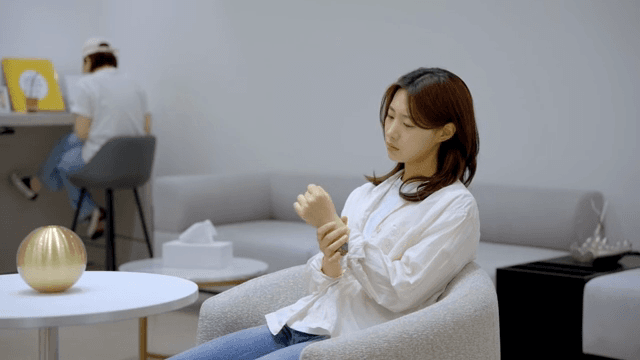 아픈 손목을 스트레칭하며 기다리는 여성