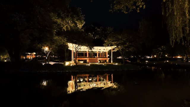 밤에 조명이 켜진 전통 정자