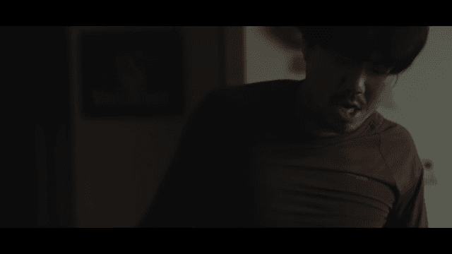 무언가를 강하게 내리치는 폭력적인 남성