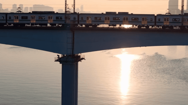 해질녘 다리를 건너는 기차