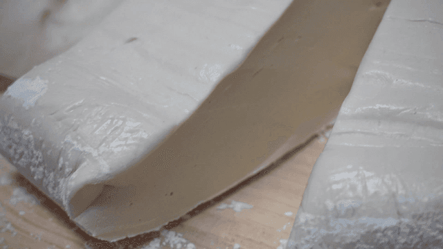 도마 위에 놓인 잘린 반죽