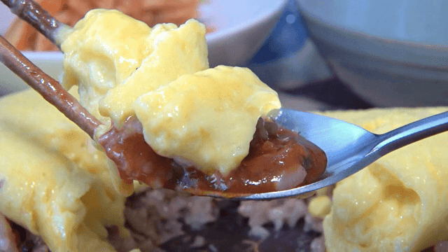 풍부한 소스의 오므라이스 한 스푼