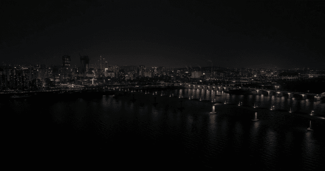 조명이 켜진 다리가 있는 도시의 야경