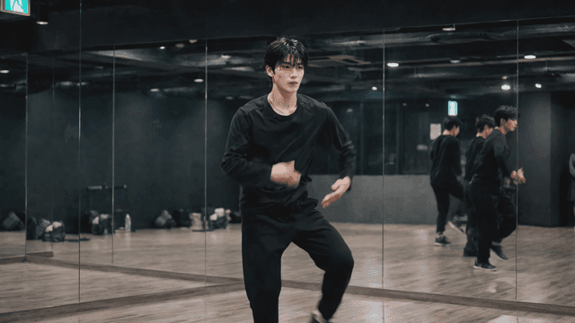 댄서가 스튜디오에서 연습하는 모습