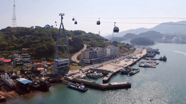 항구가 있는 해안 마을 위 케이블카
