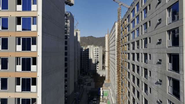 건설 중인 고층 건물