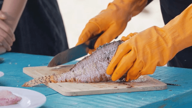 도마 위에서 손질하는 생선