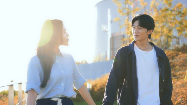 햇살 좋은 날 손을 잡고 걷는 커플
