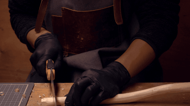 정교하게 나무를 조각하는 사람