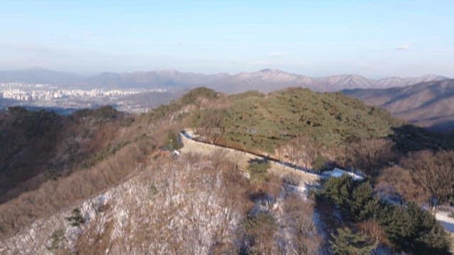 평화로운 겨울 산 경치