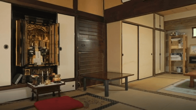 다다미 방의 전통 일본 제단