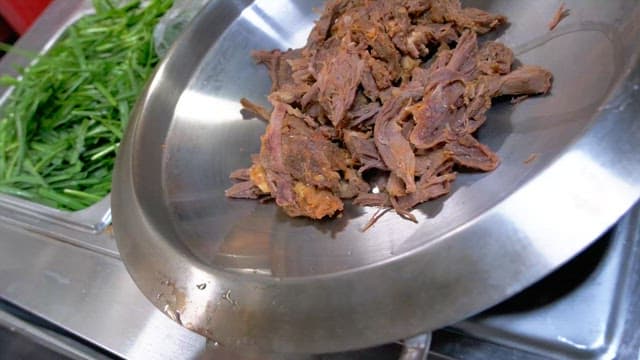 주방에서 고기와 신선한 채소로 요리를 준비하는 과정