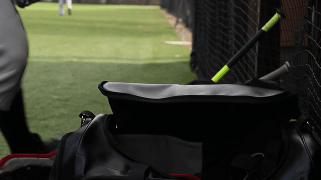 야구장 위에서 장비를 정비하는 선수들