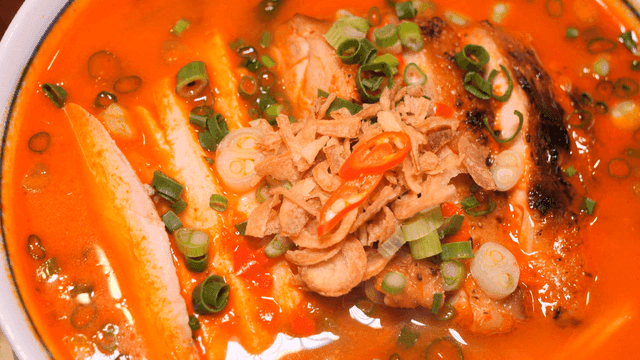 Spicy chicken rice noodles with toppings