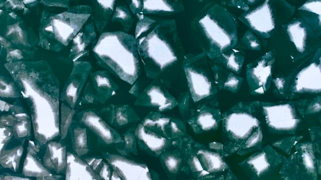 얼었다 녹아서 조각조각 갈라진 강물 위 얼음