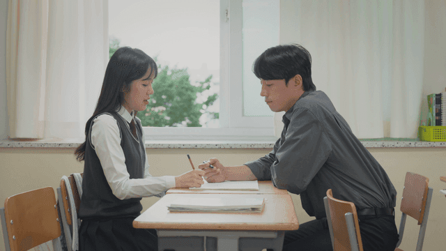 1대1로 공부를 지도하는 선생님과 학생