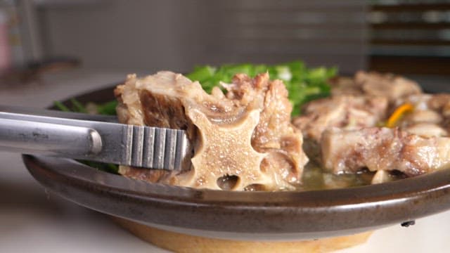 따뜻하고 푸짐한 꼬리곰탕 한 입